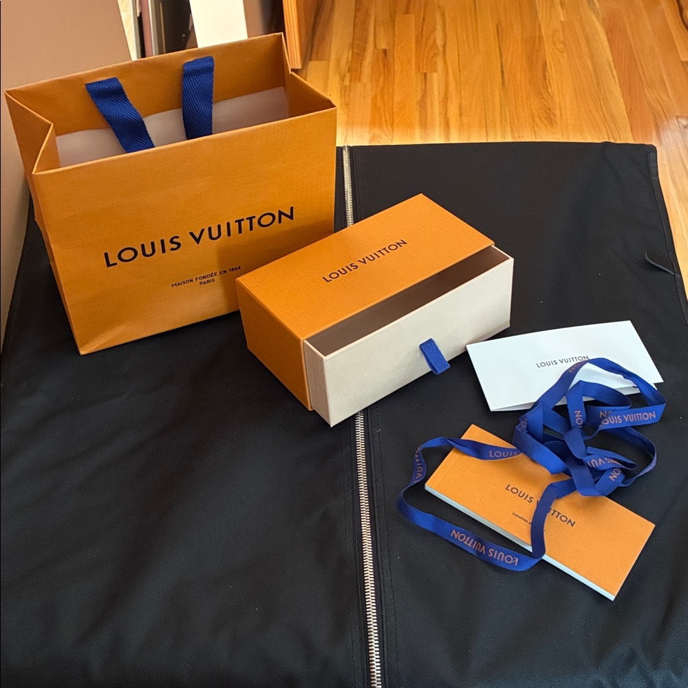 LV sunglasses presentation set of bag ,box,booklet and ribbon